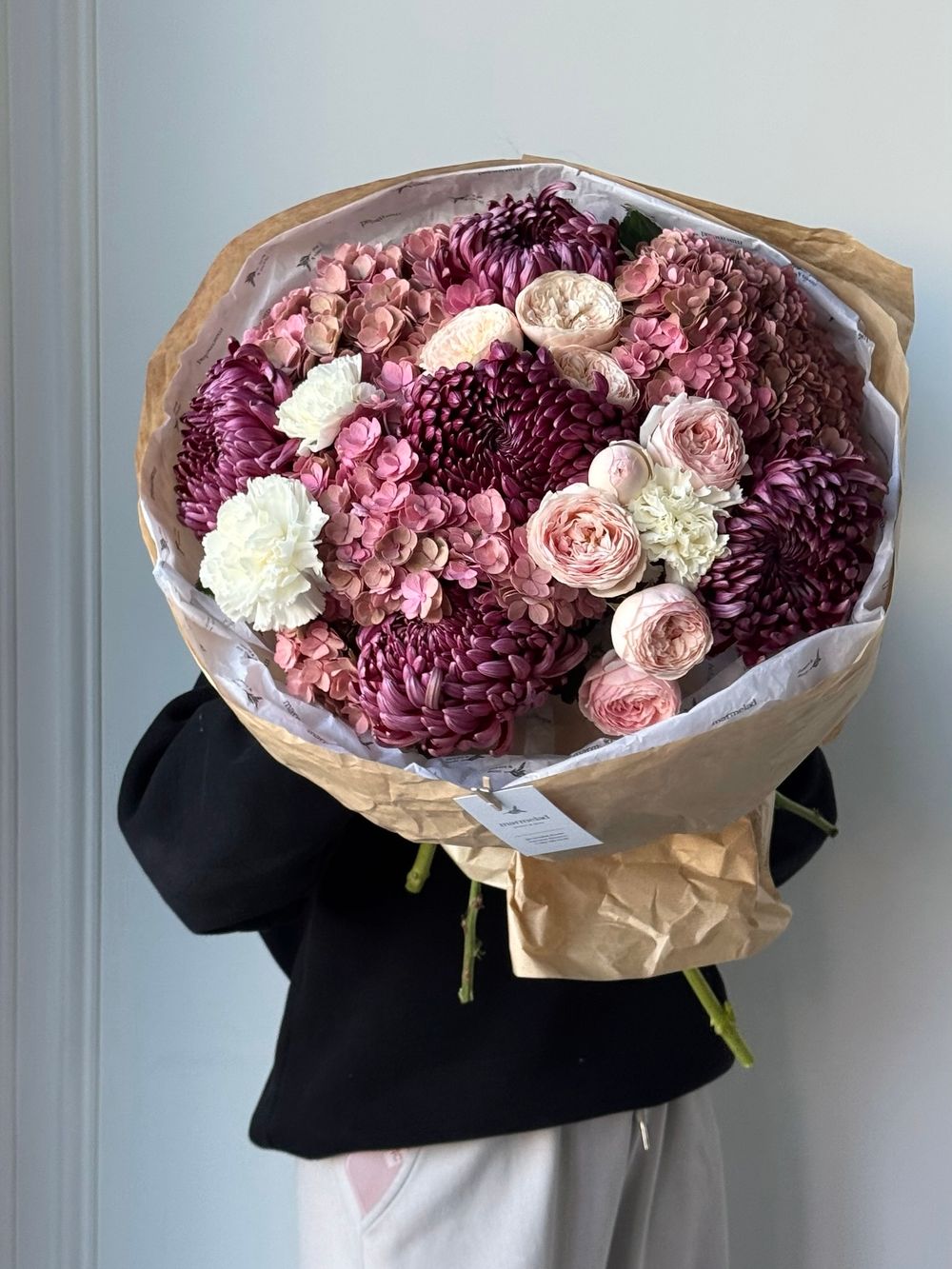 Букет из гортензии, кустовых пионовидных роз, диантусов и хризантемы бигуди