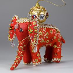 Бисерная ёлочная игрушка Слон с шариком