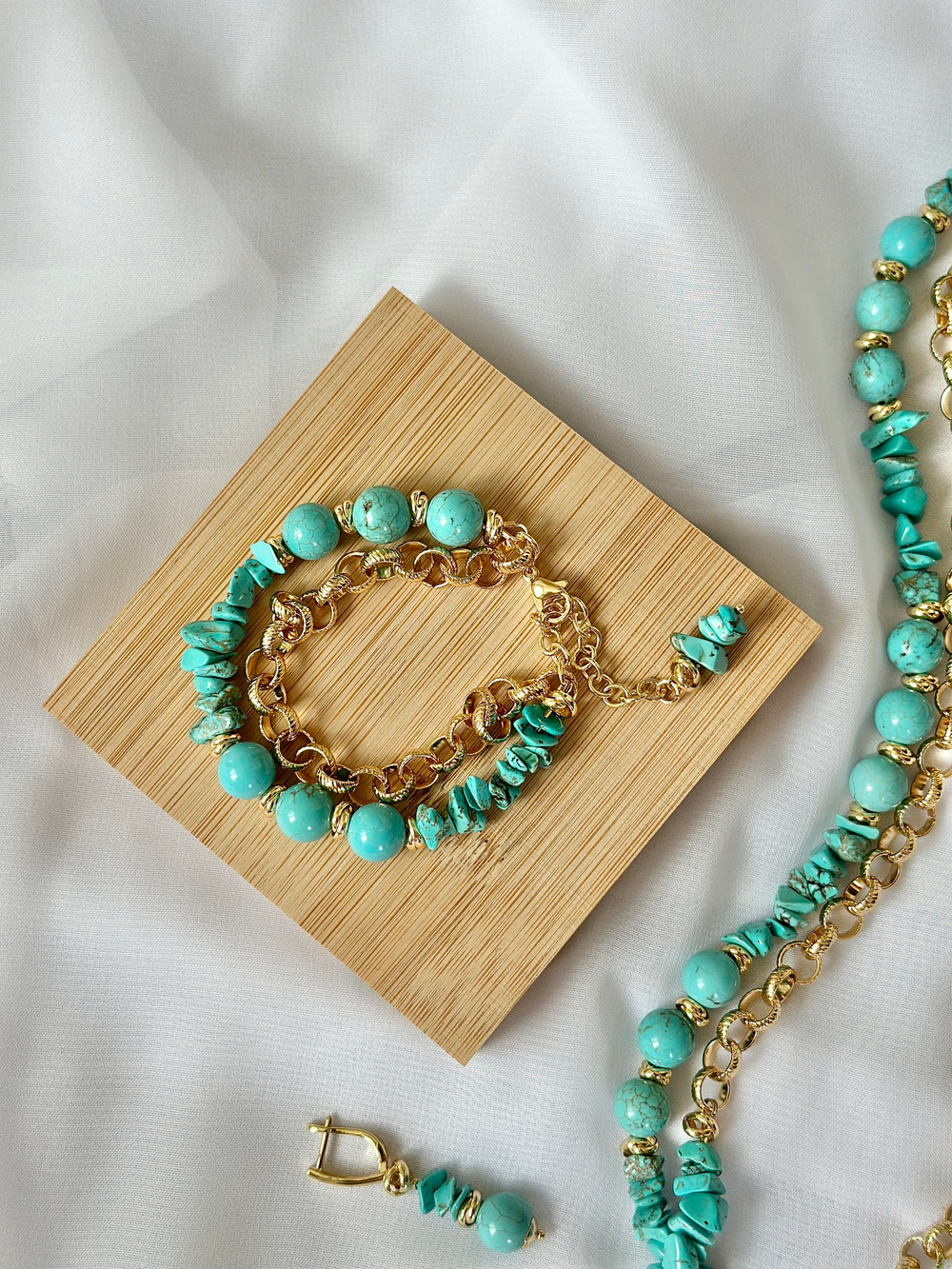 Браслет двойной из говлита и цепи ролло, фурнитура золото