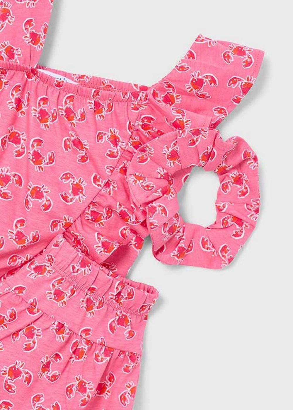 топ с шортами и резинкой для волос