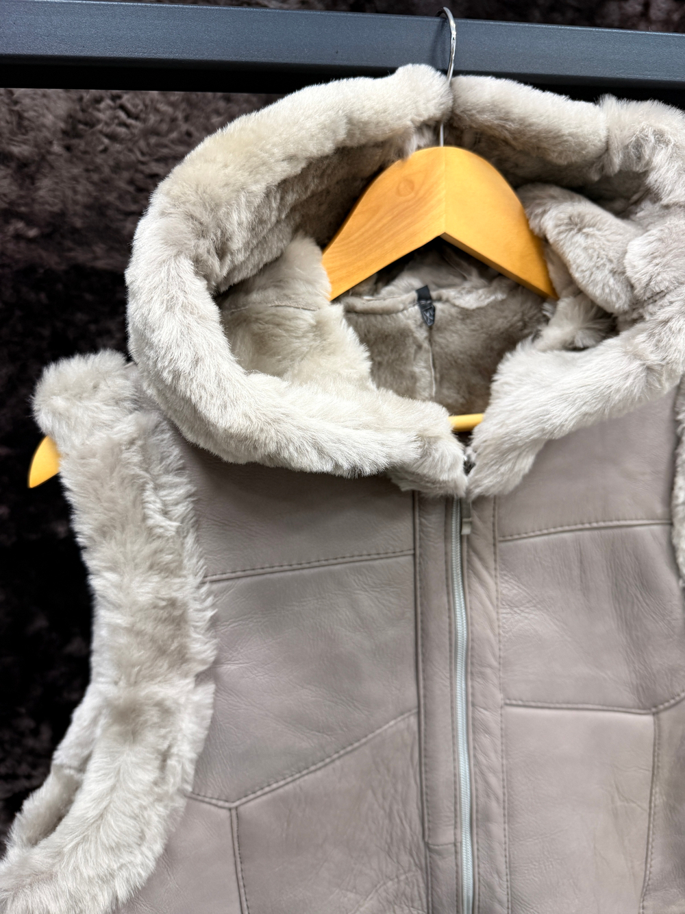 Жилет из натуральной овчины. С капюшоном, 56 Размер