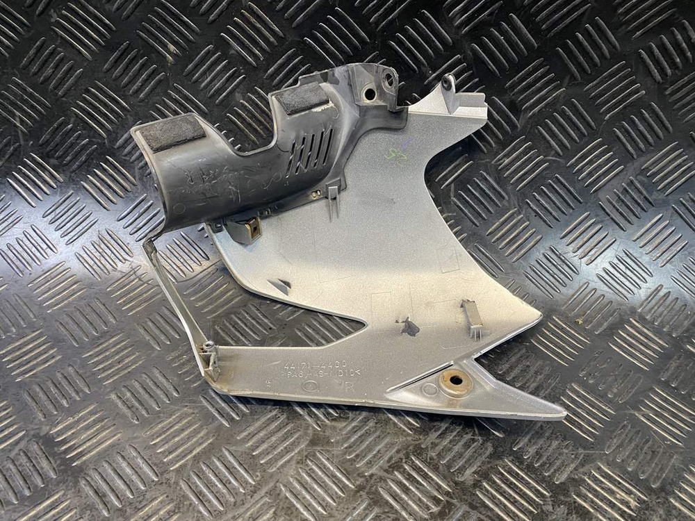 Пластик передний правый Suzuki GSR400 (GK7DA) 44171-44G0