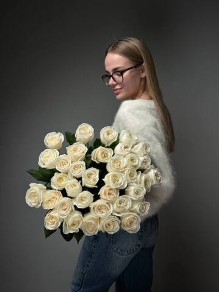 Букет из 35 белых пионовидных роз под ленту