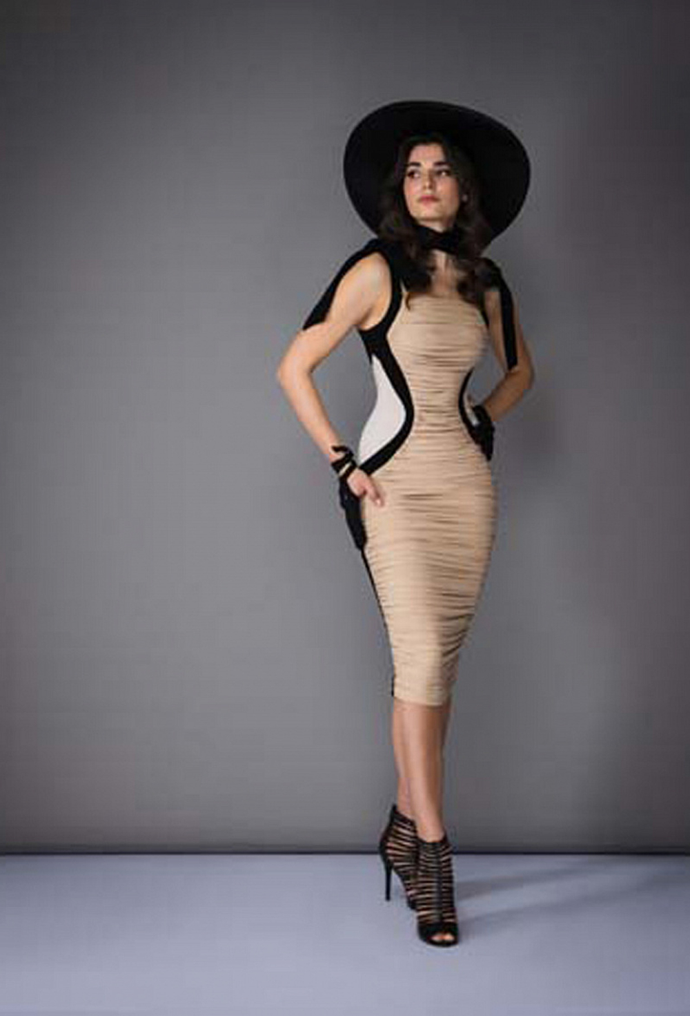 Платье чёрное в сборку с боковыми бежевыми рельефами 02-01-21SS