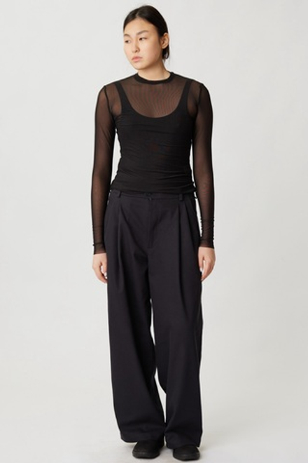 Топ прилегающего силуэта из черной сетки