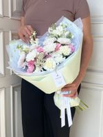 Букет из кустовой пионовидной розы, хризантемы и кустовой маттиолы