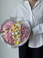 Букет сборный из кустовых пионовидных роз, гортензии, маттиолы и кустовых диантусов