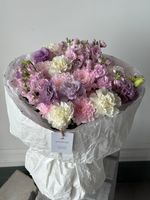 Букет из хризантемы, диантусов, маттиолы и лизиантуса