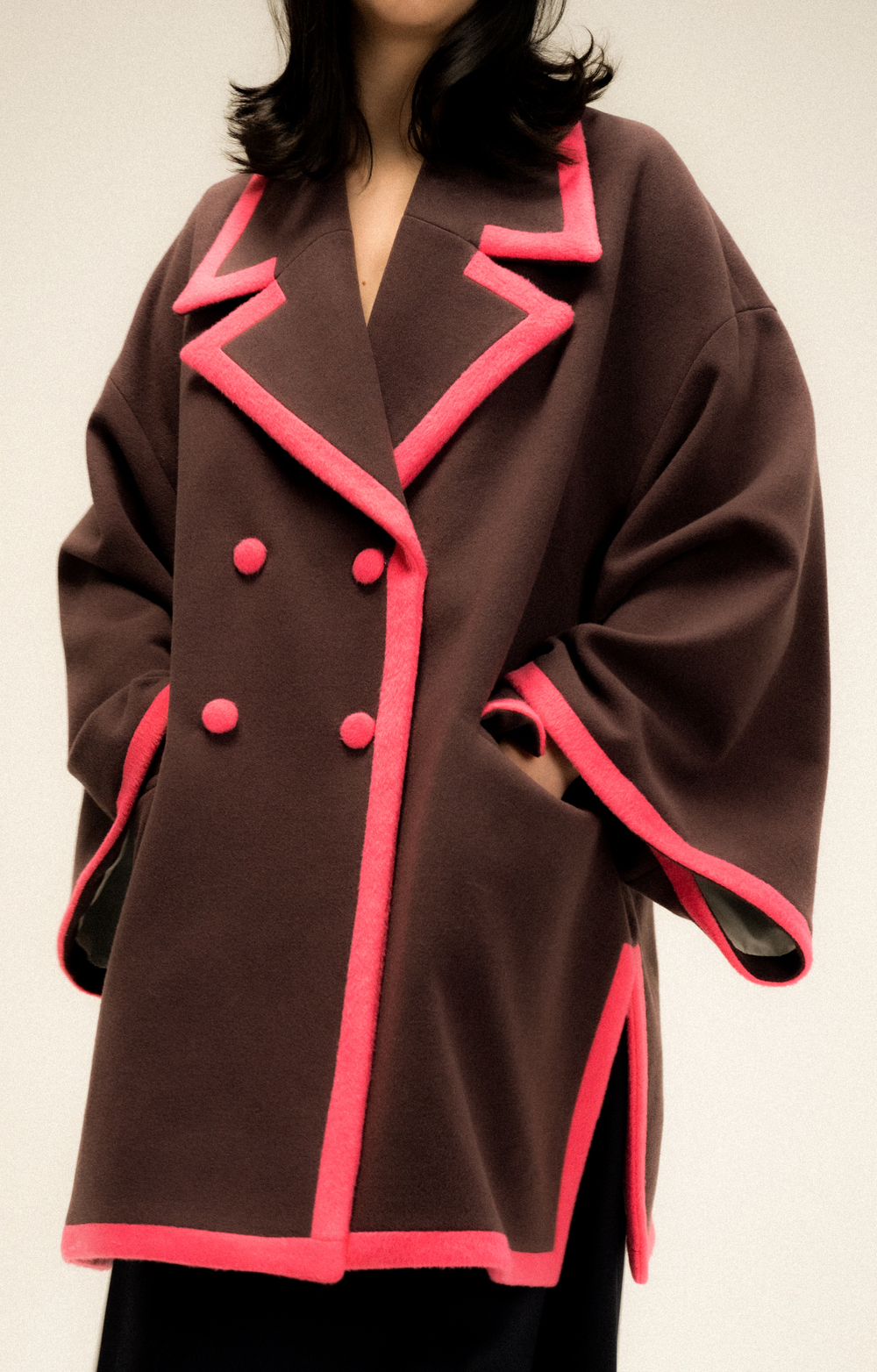 Пальто с розовой окантовкой