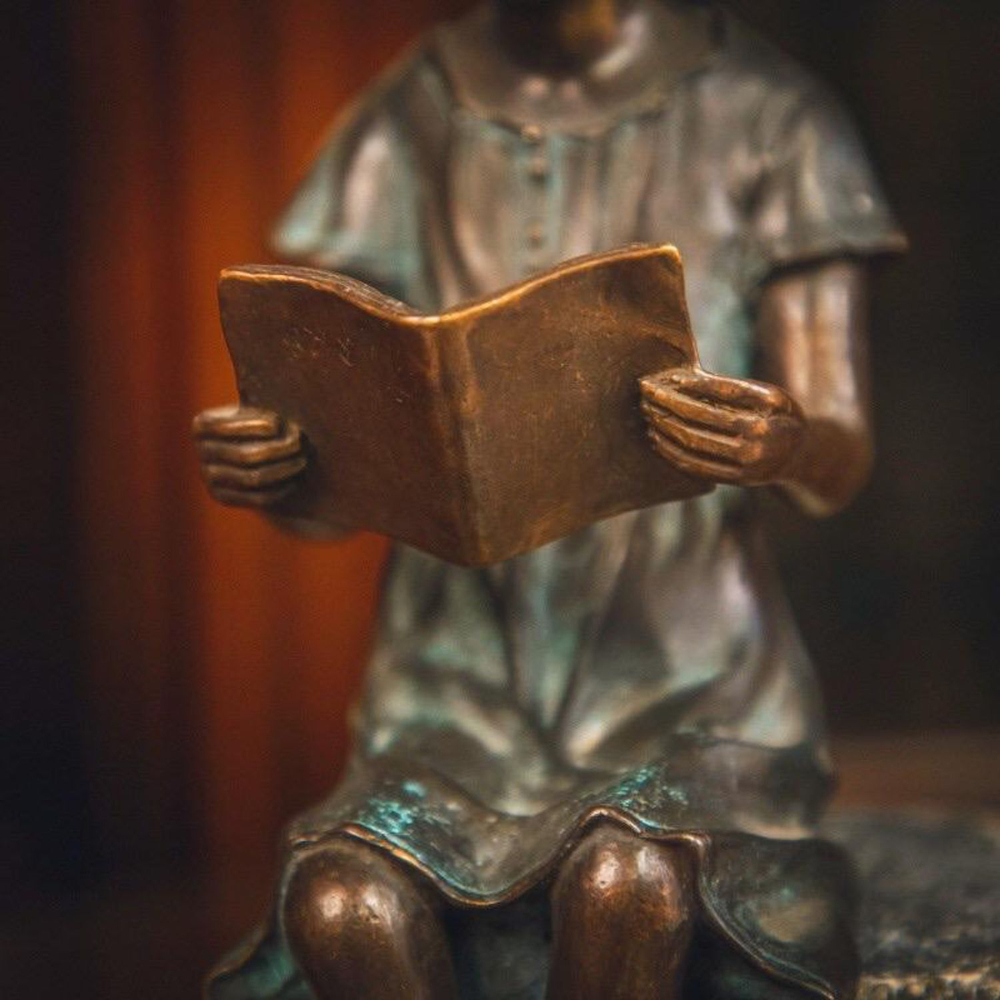 Винтаж: Бронзовая скульптура «Девочка,читающая книгу»