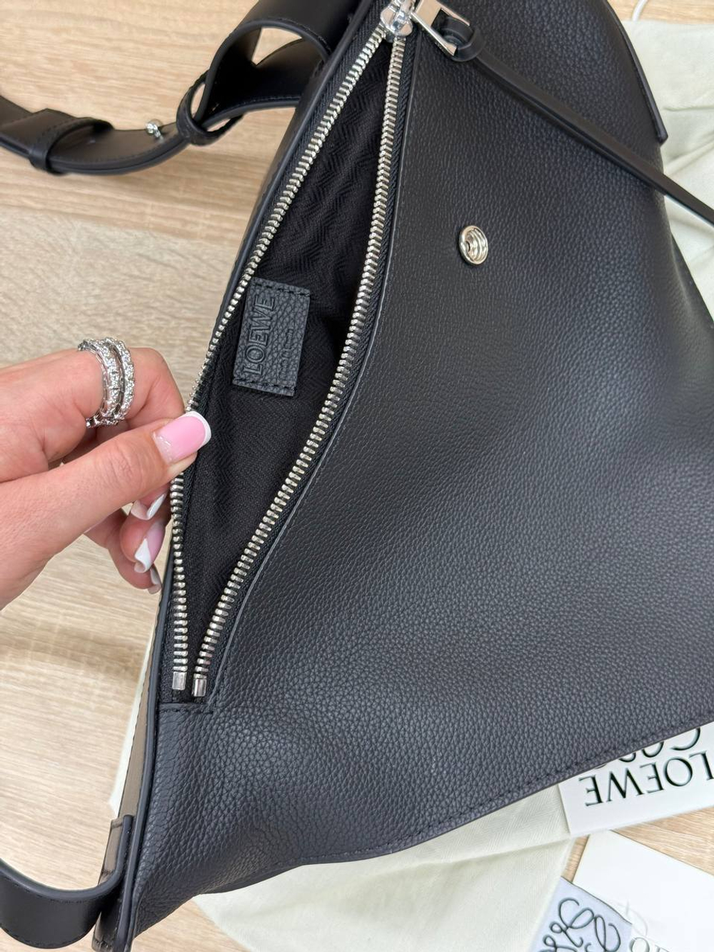 Сумка-слинг Loewe