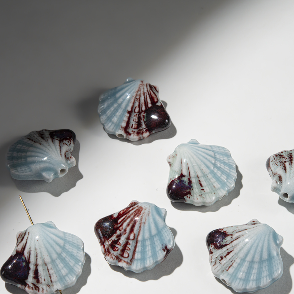 Бусина в форме ракушки, 28,6*31,8мм, бордово-голубая, глазурированный фарфор