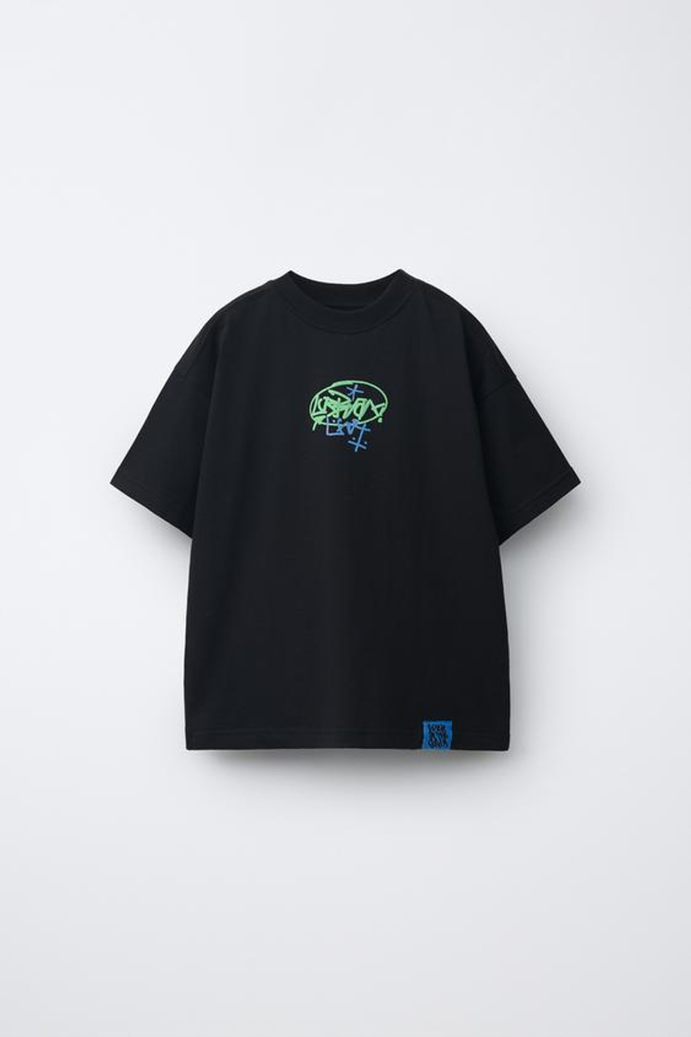 ZARA ФУТБОЛКА С ПРИНТОМ В СТИЛЕ ГРАФФИТИ, ЧЕРНЫЙ