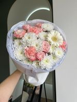 Букет сборный из хризантемы, кустовых пионовидных роз и геребры