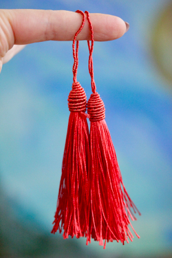 Кисточка подвеска для сердца шелковая красная