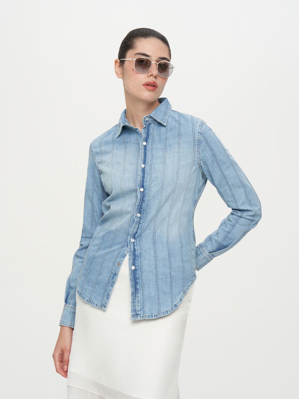 Голубая джинсовая рубашка с потертостями