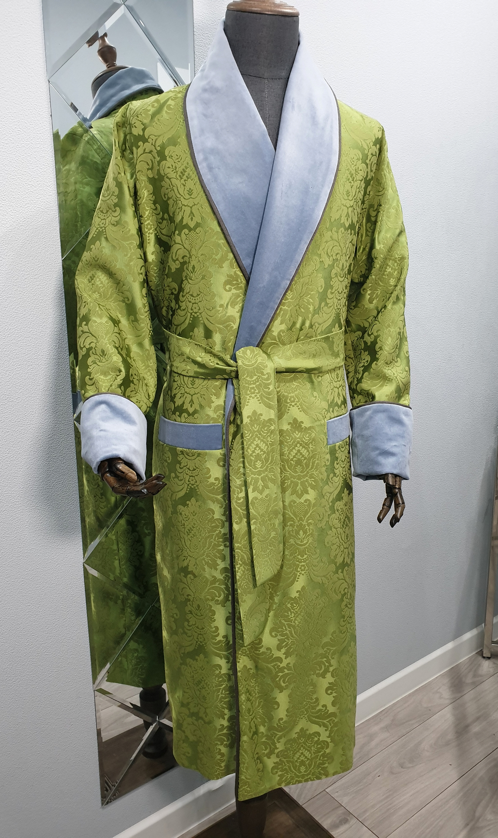 Халат из облегченного жаккарда с бархатной отделкой