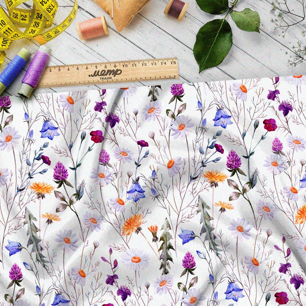 Ткань габардин колокольчики, одуванчики и клевер на белом фоне