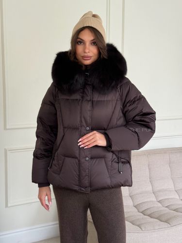 Короткий шоколадный пуховик с мехом лисы