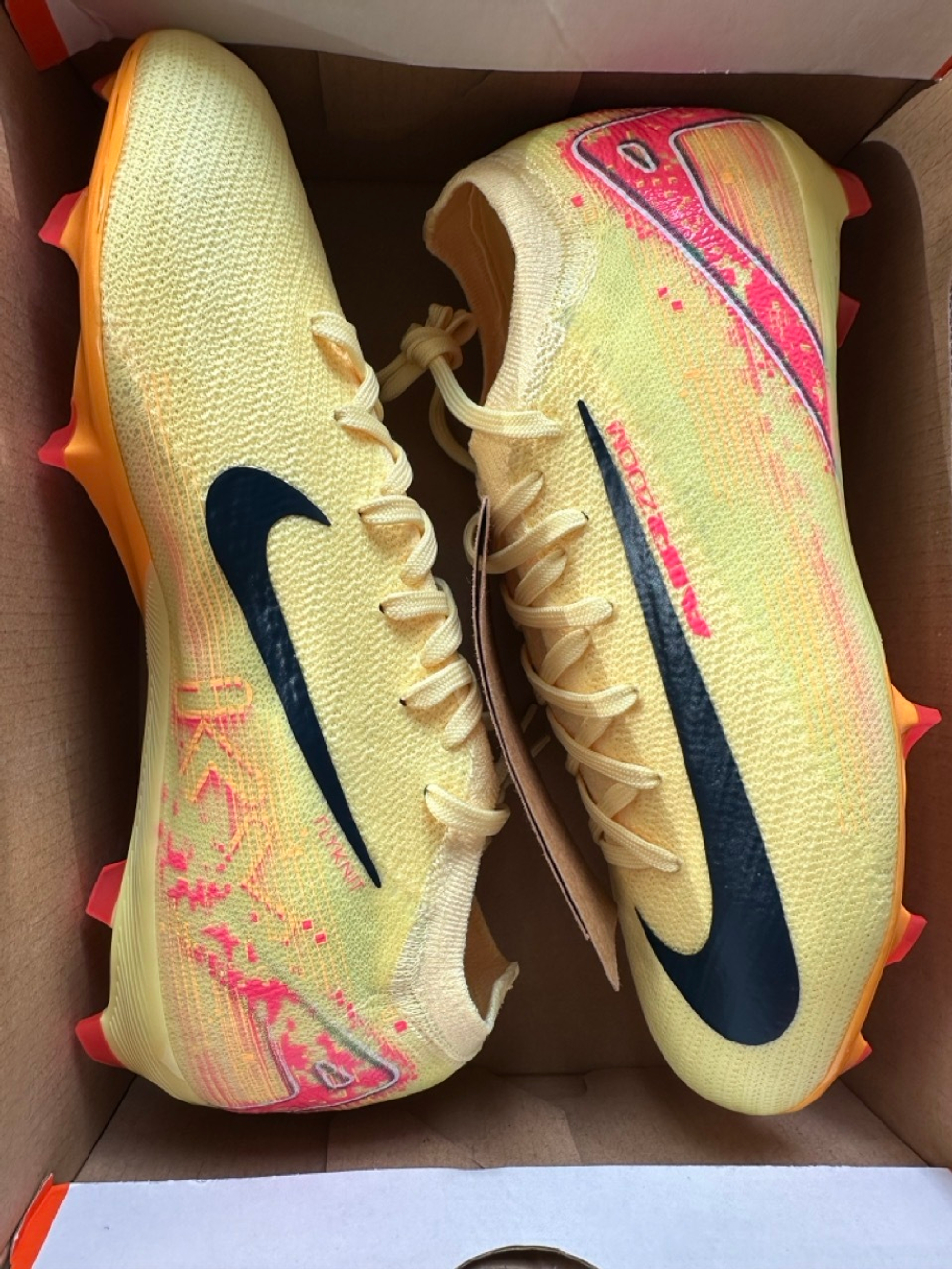 Yellow nike zoom deals