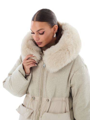 Комбинированный пуховик бежевого цвета с мехом песца