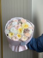 Букет из кустовых пионовидных роз, хризантемы, диантусов и озотамнуса