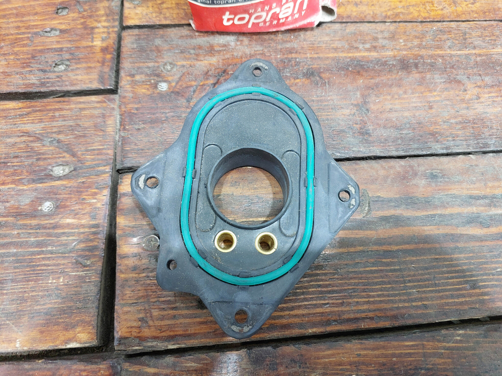 Фланец карбюратора 1.8 Audi, Volkswagen 80 (B3), 80 (B4), Passat B3, Passat B4, Golf 2, Golf 3 85-96 Б/У  100963