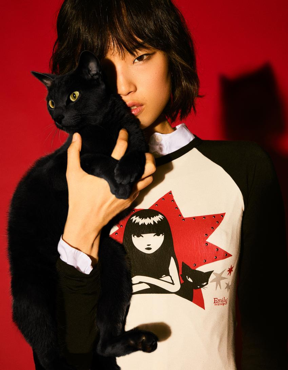 BERSHKA Футболка с длинным рукавом и принтом Emily the Strange, белый/черный