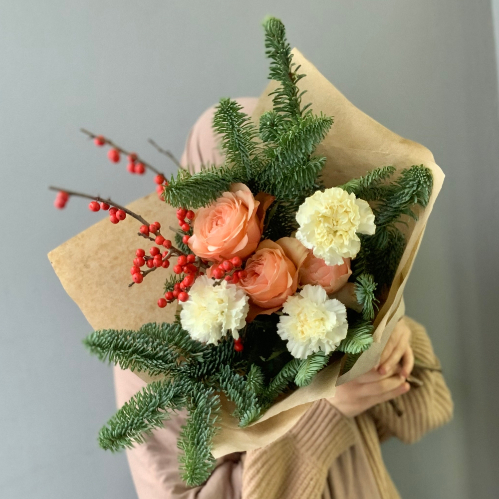 Букет с нобилисом, пионовидными розами «Кахала» и гвоздикой 1053