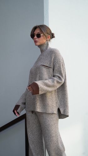 Женский трикотажный костюм коричневого цвета