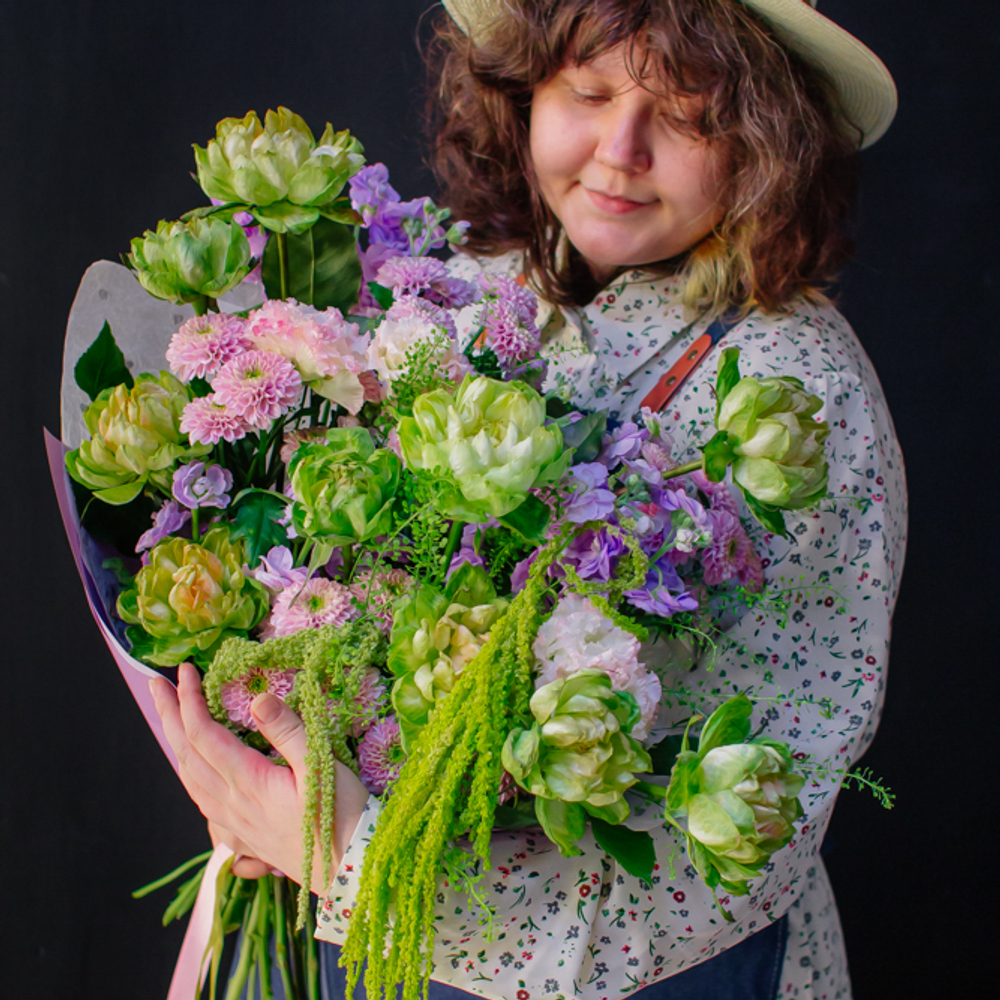 32. Нежный экзотический букет с амарантом