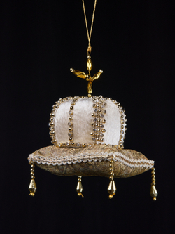 Елочная игрушка Корона на подушке 10х15см ChristmasDeLuxe белая с античным золотом