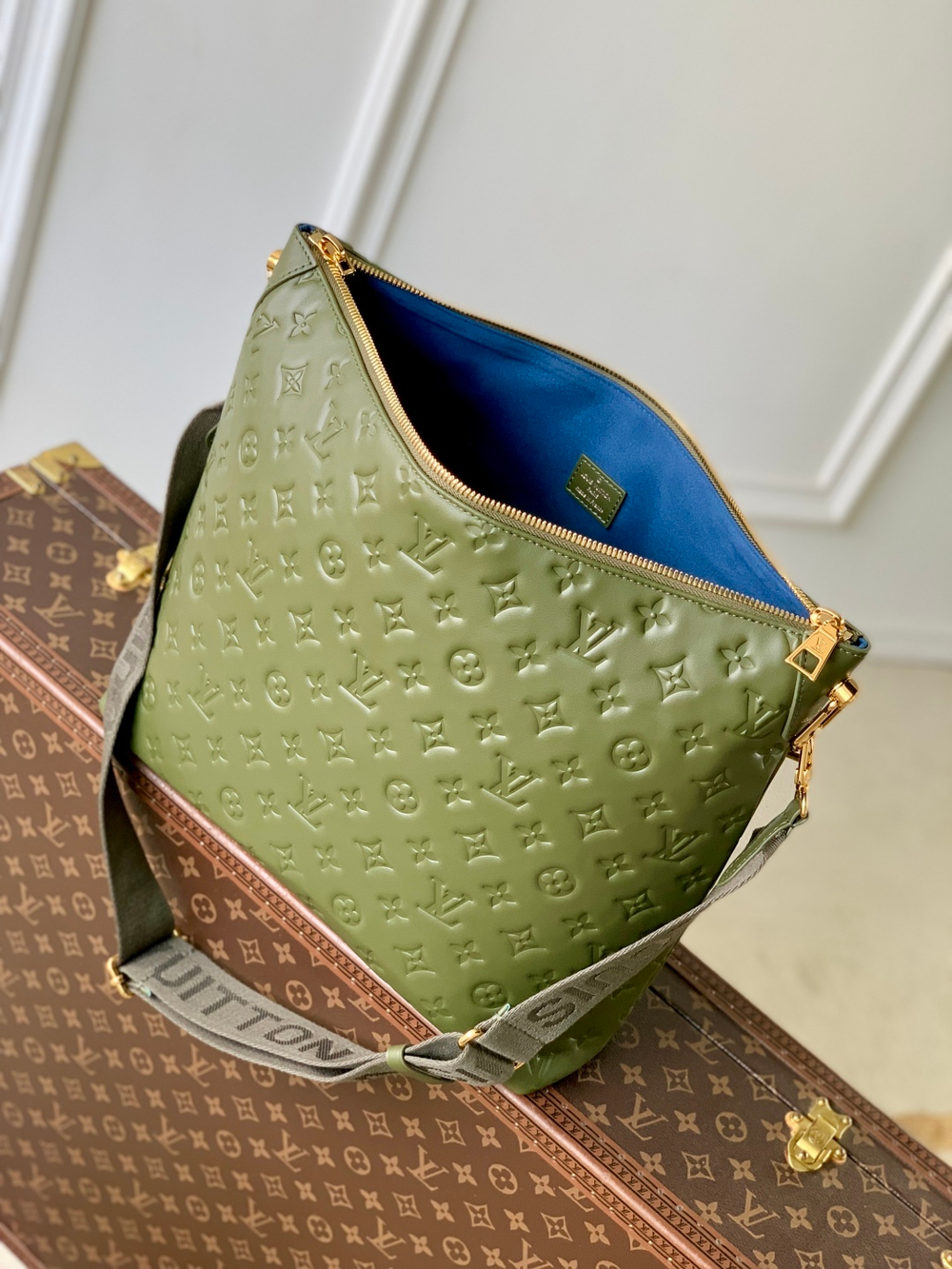 Louis Vuitton Coussin Hobo MM