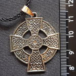 Амулет "Кельтский крест" дарует мудрость и и защищает от негатива. Цвет золотистый