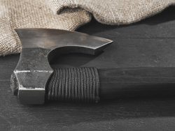 Кованый топор "Брату от брата", рукоять черный мореный ясень