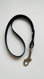 Водилка из биотана , 20 мм , 35 см. Карабин авиационный , черный.