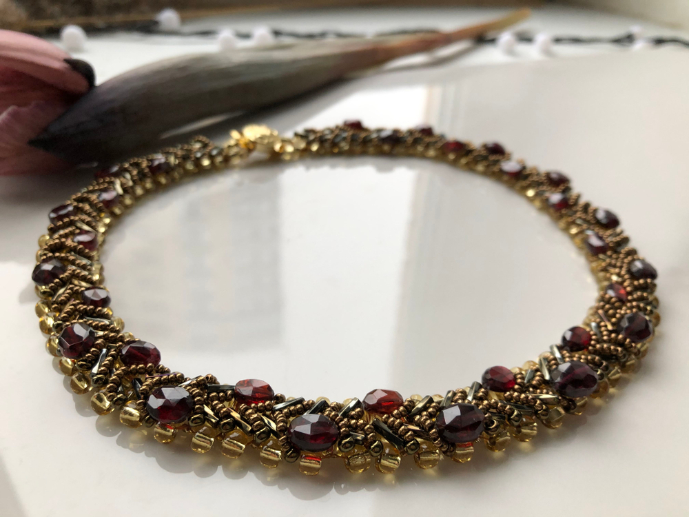 Колье из бисера "Змейка" ручной работы с камнем Гранат (гроссуляр)