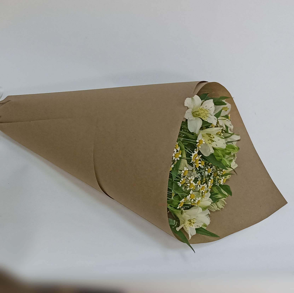 Букет полевых цветов из ромашек и альстромерий