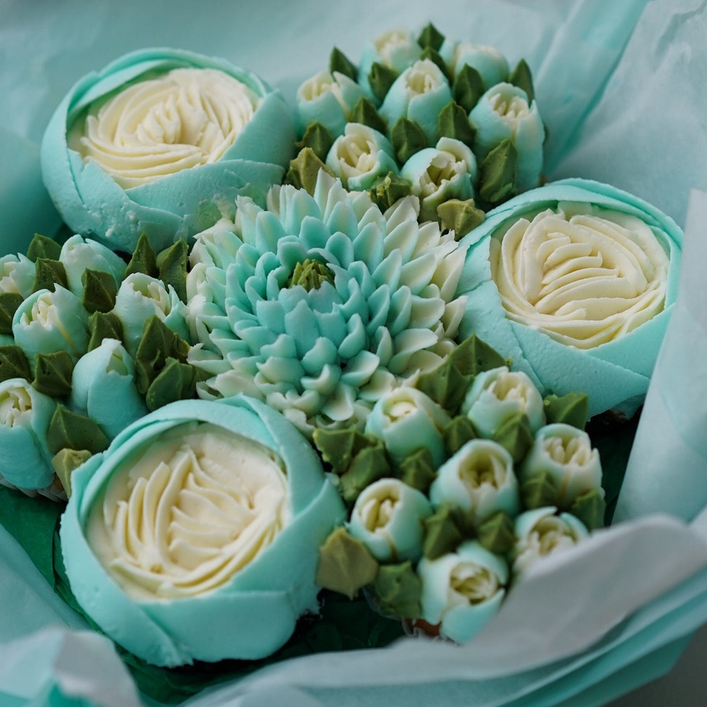 Букет из 7 цветочных капкейков в изумрудной палитре
