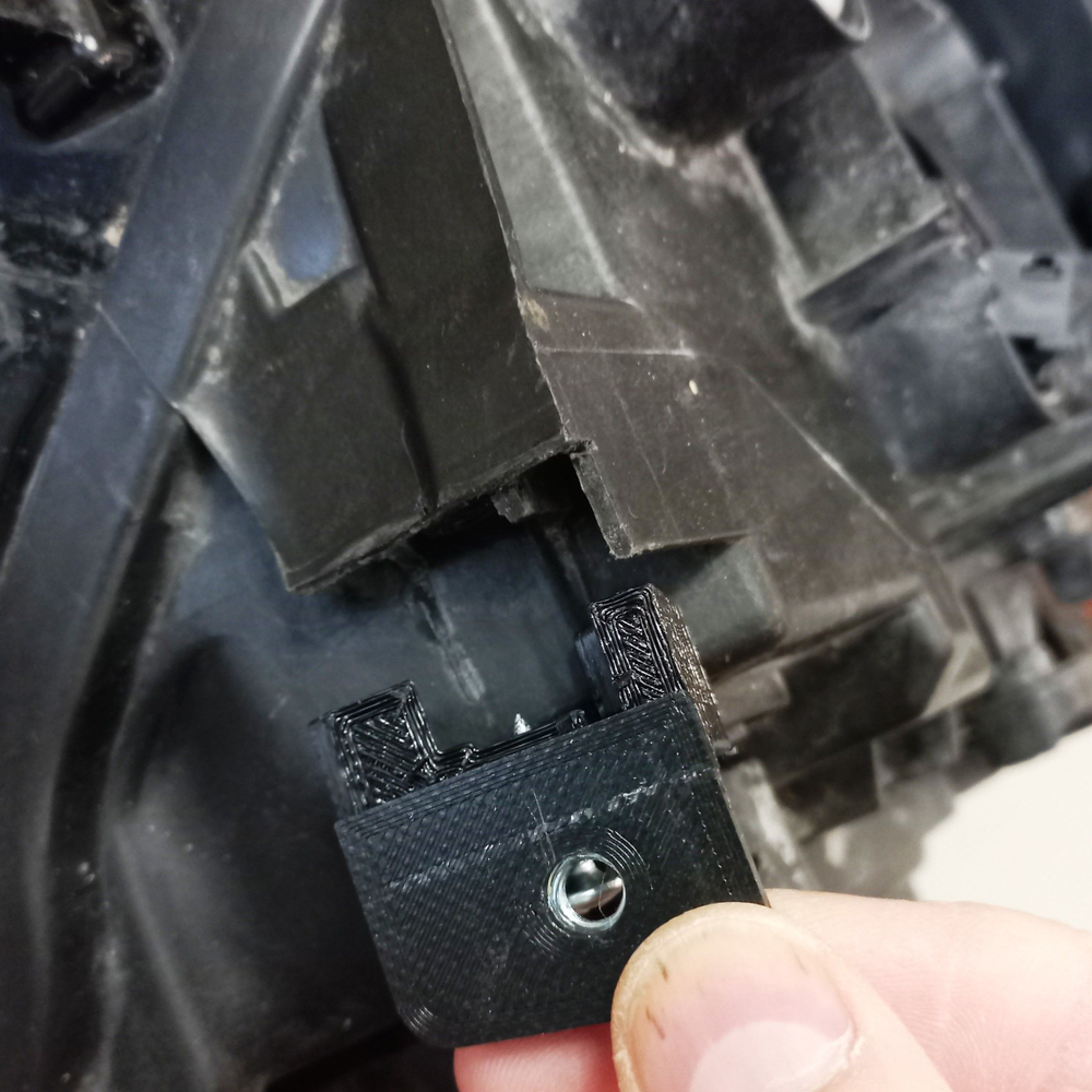 Кронштейн крепления фары для Volkswagen Passat B8 (07.2014 - 02.2020) г.в.