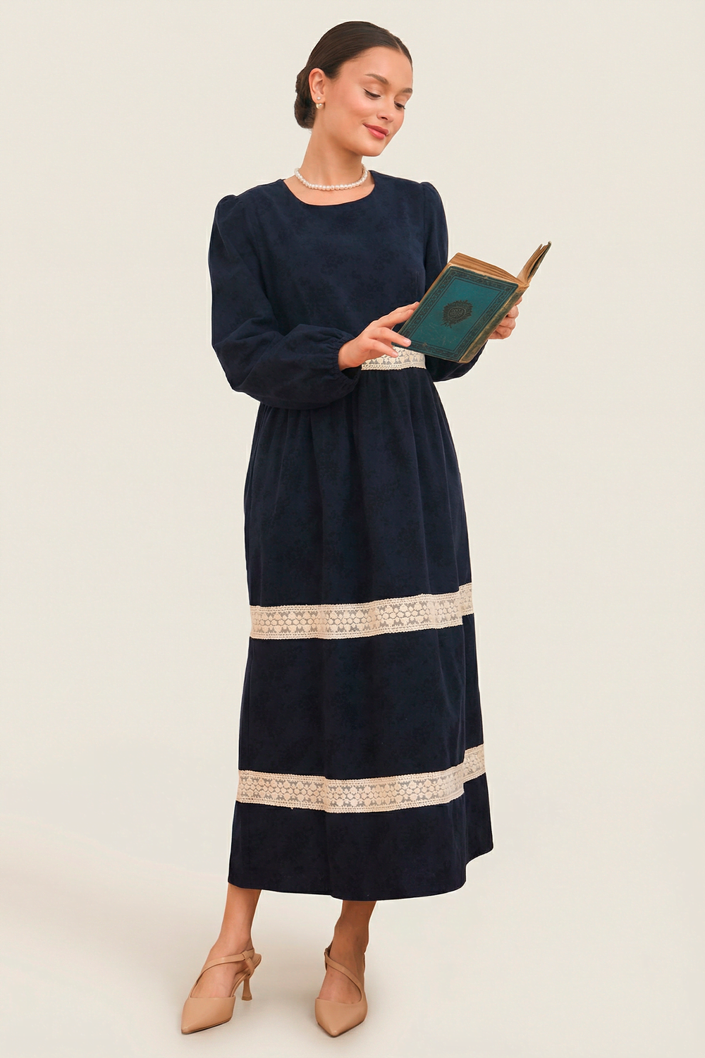 Платье с кружевными вставками