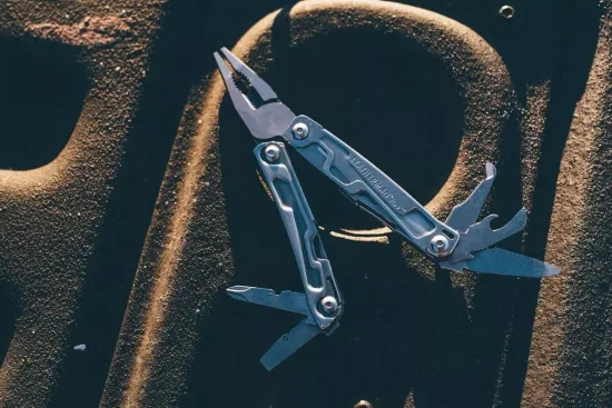 Мультитул пассатижи LEATHERMAN Rev (832130) серебристый