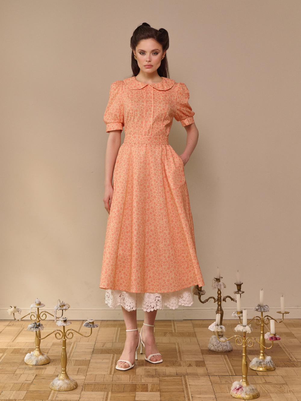 Платье с отложным воротником