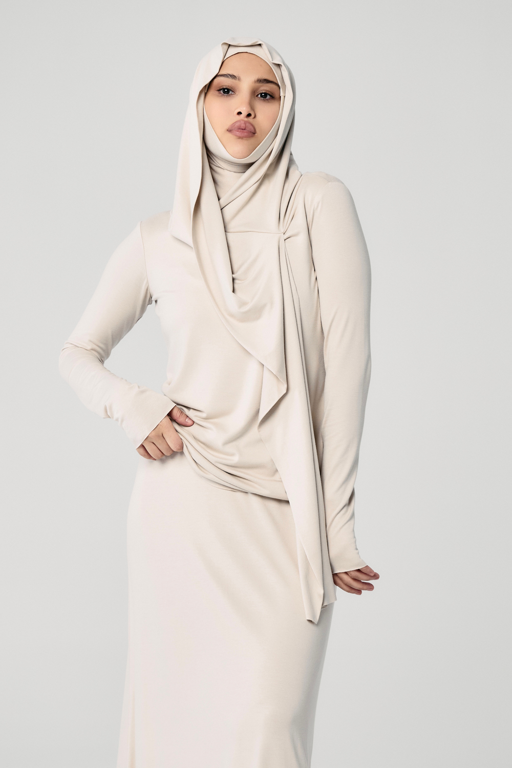 Лонгслив с капюшоном бежевый