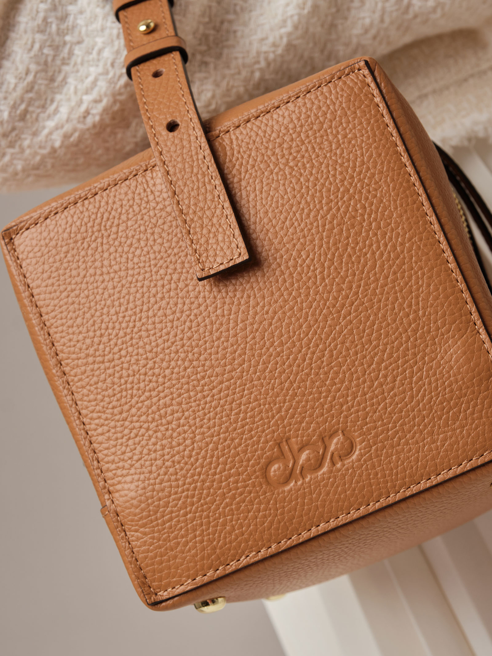 Кожаная сумка Quadra DBR 30989 оранжевый миндаль