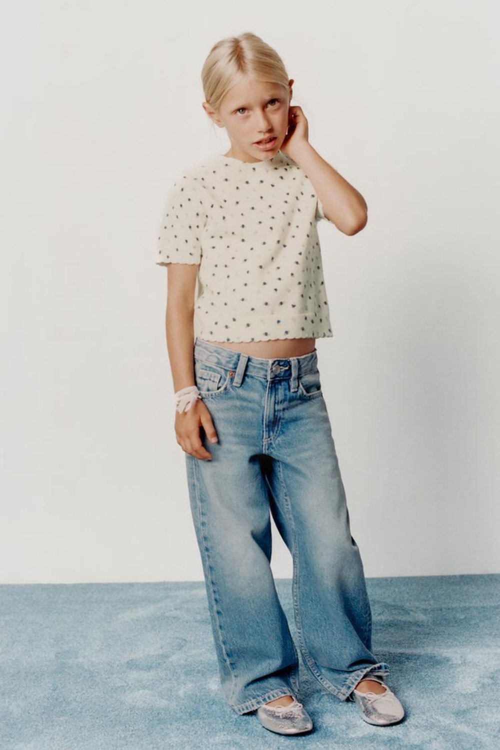 ZARA ТРИКОТАЖНАЯ ФУТБОЛКА С ЦВЕТОЧНЫМ ПРИНТОМ, ЭКРЮ/СИНИЙ