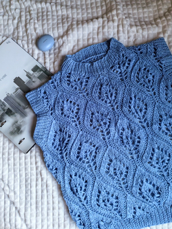 Безрукавка ажурная ручной работы "Тюльпаны"