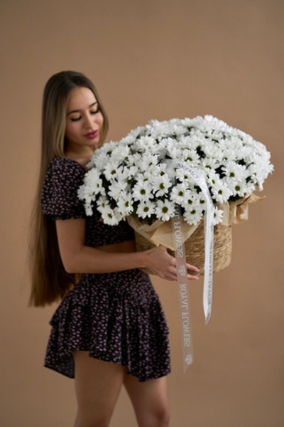 Композиция в плетеной корзине из 25 веток кустовой хризантемы