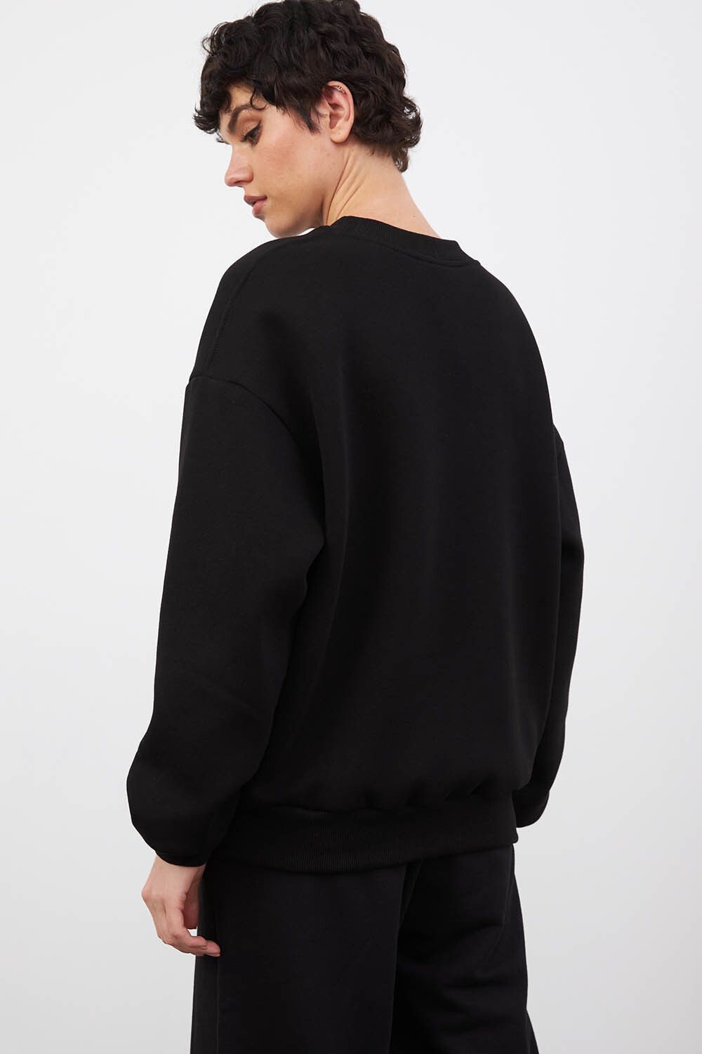 Утепленный свитшот черного цвета