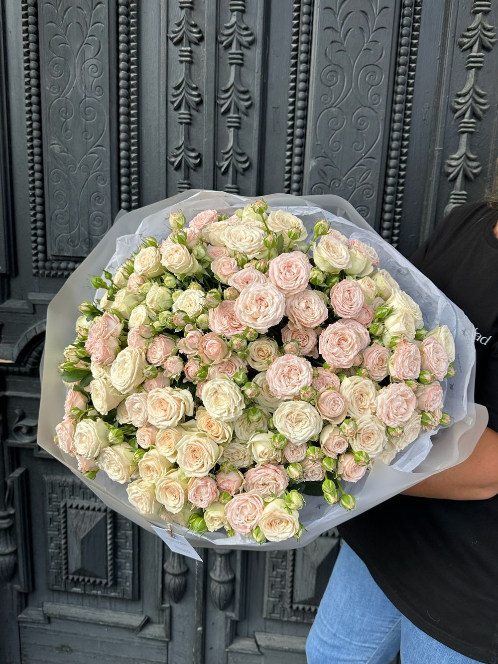 Гранд букет из кустовой пионовидной розы в нежном оттенке